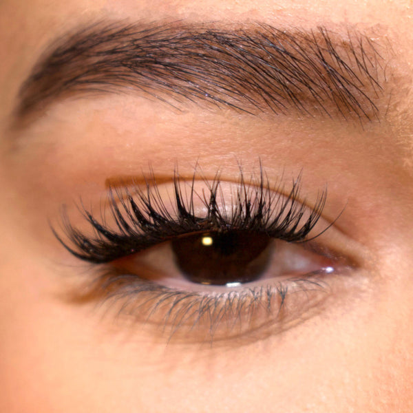 Boss Babe Lashes – Volle, Natuurlijke Wimpers voor de Confidentiële Look